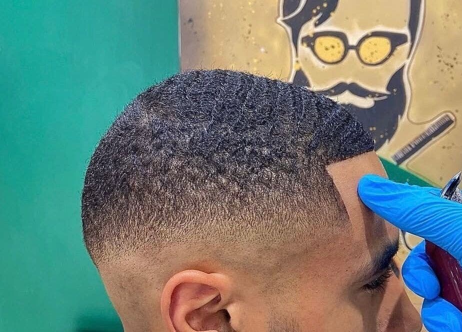 Coiffure de précision à THE 3STUDIO, Troyes, Grand Est, FR. Finition soignée d'une coupe moderne.