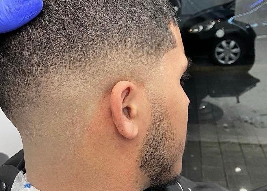 Coupe de cheveux dégradée à THE 3STUDIO, Troyes, Grand Est, FR, mettant en valeur un style moderne.