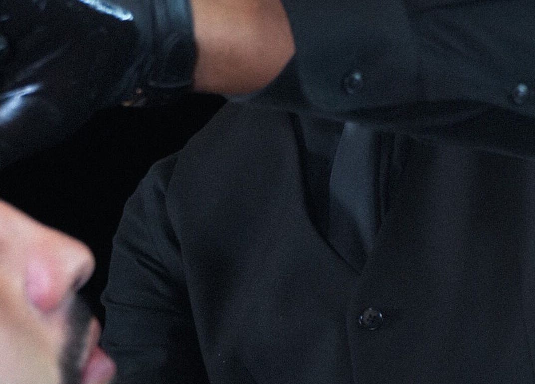 Soin esthétique à THE 3STUDIO, Troyes, Grand Est, FR, mettant en valeur des gants noirs et un costume élégant.