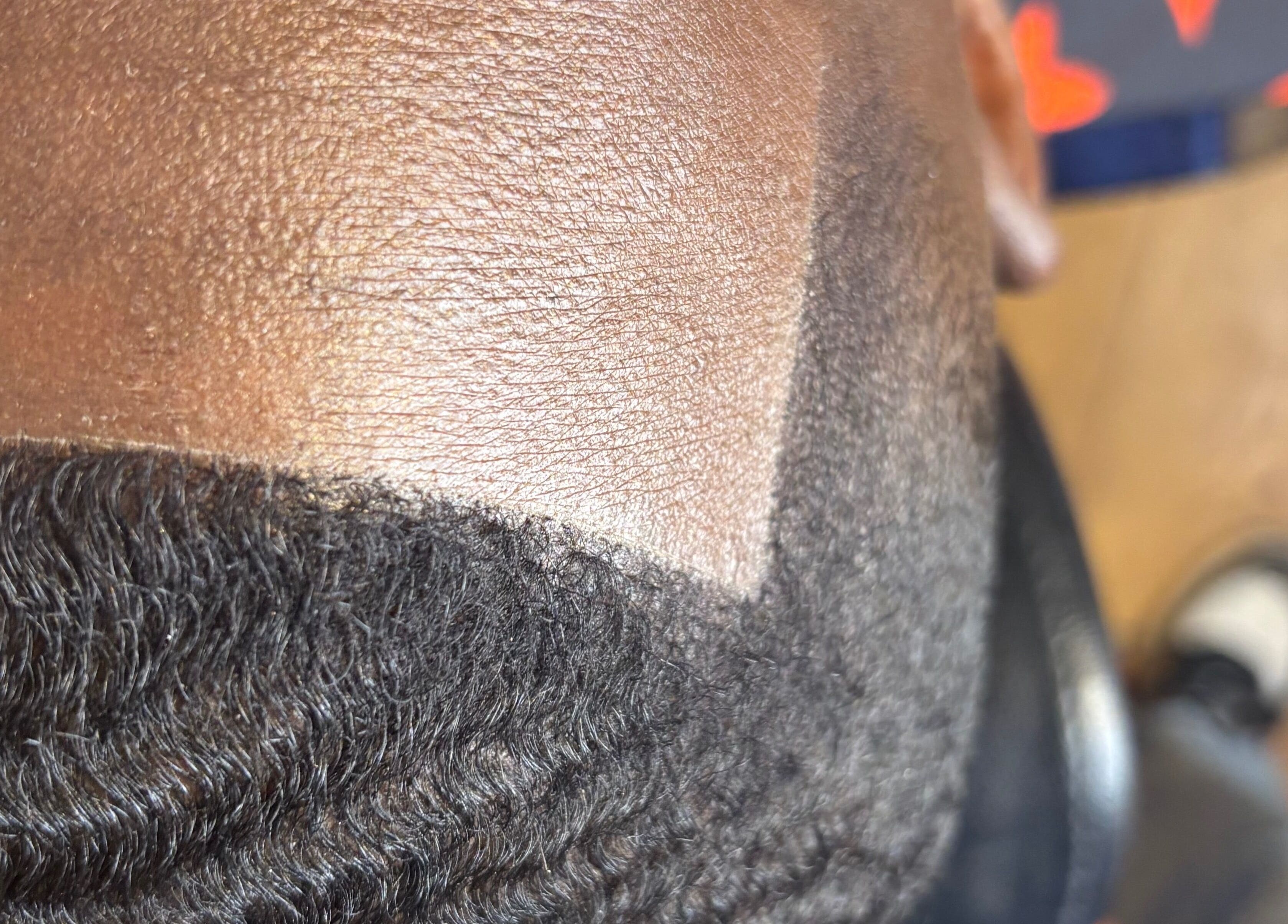 Coiffure précise à THE 3STUDIO, Troyes, Grand Est, FR, mettant en valeur un dégradé soigné.