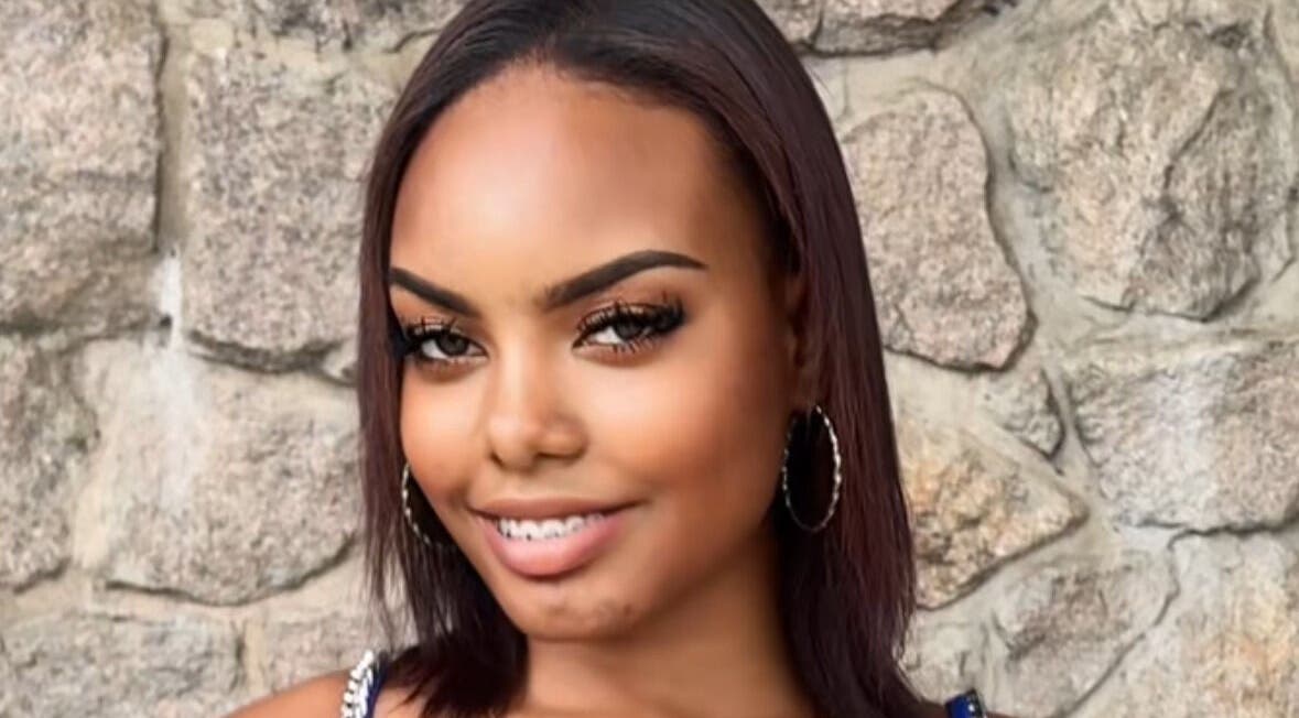 Smiling woman at Le Studio De Malik, Paramaribo, Paramaribo, SR, showcasing elegance and style.