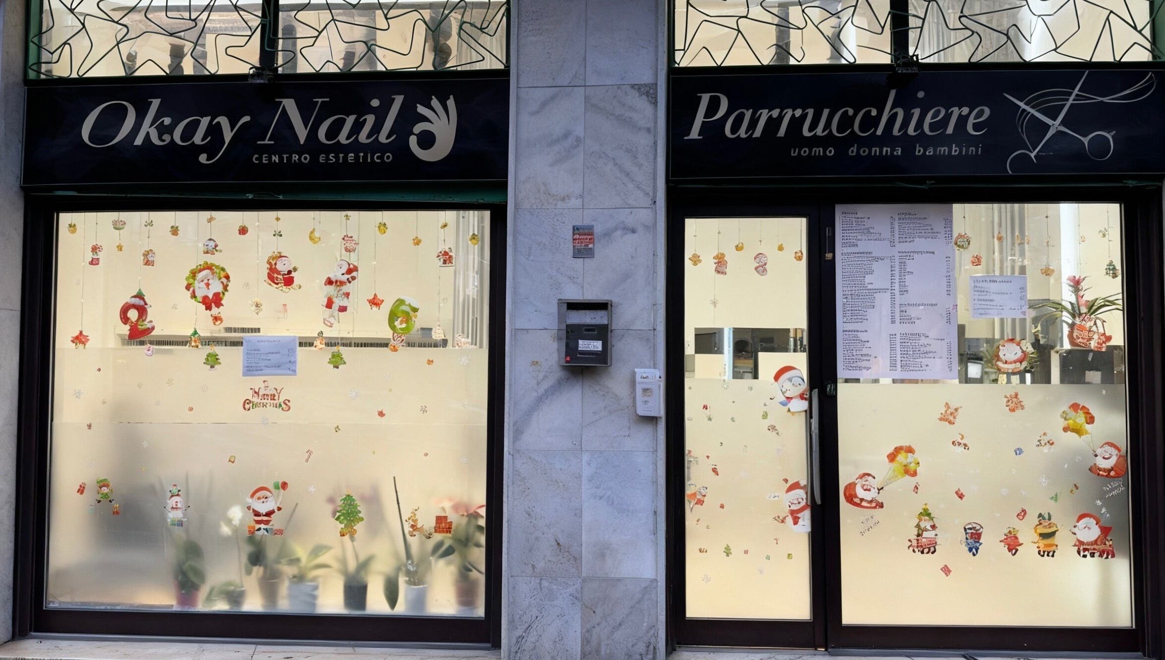 Okay parrucchiere & centro etestico nail在意大利科洛尼奥蒙泽的节日装饰窗口。