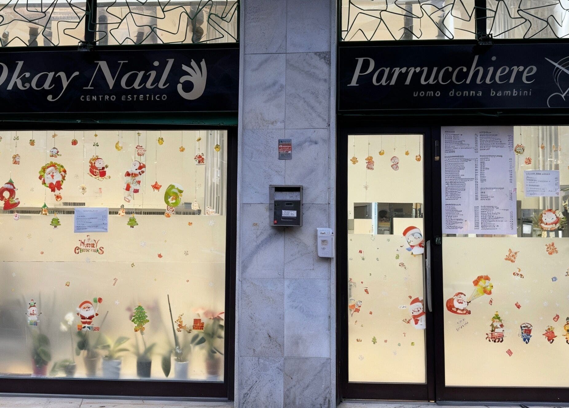 Okay parrucchiere & centro etestico nail在意大利科洛尼奥蒙泽的节日装饰窗口。