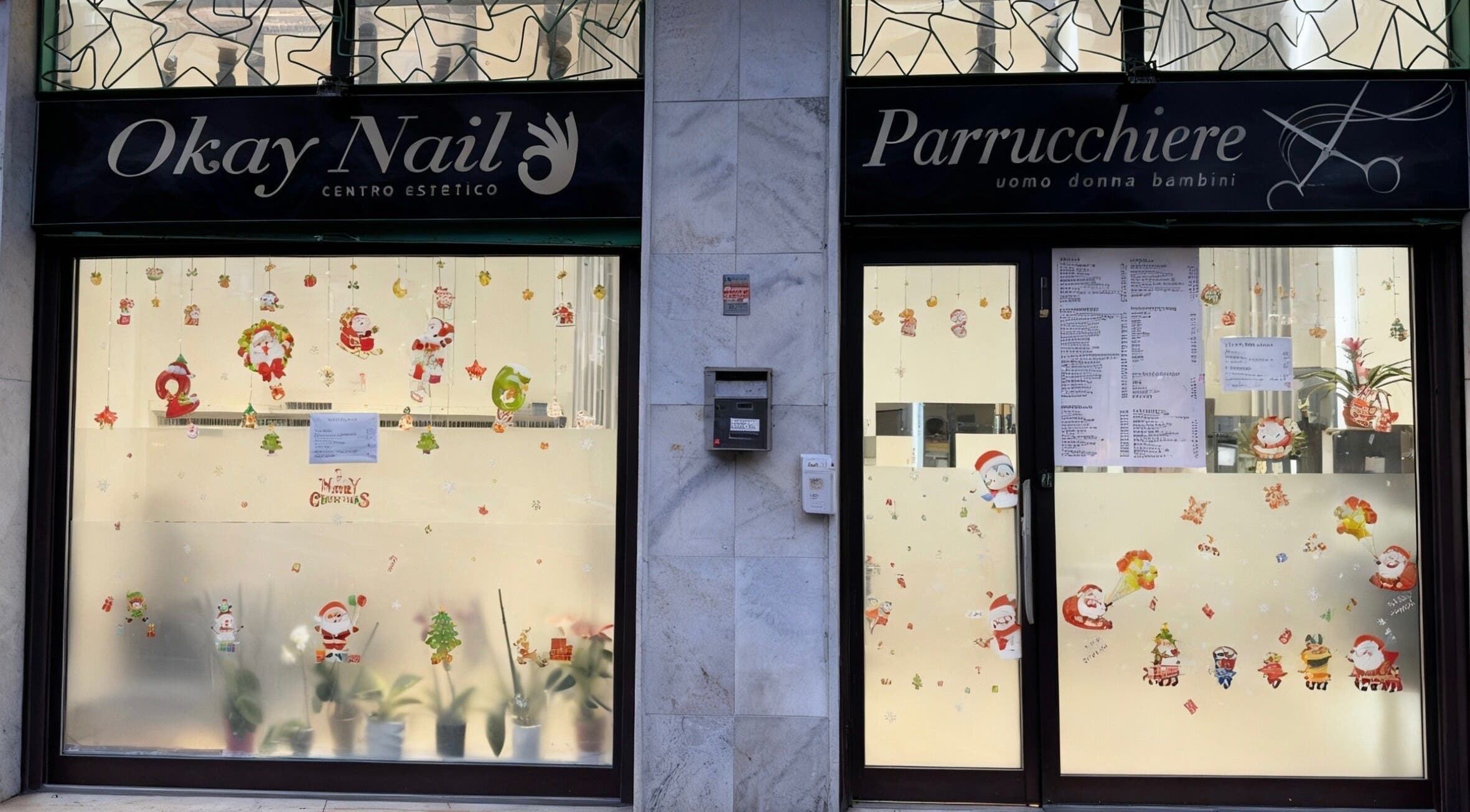 Okay parrucchiere & centro etestico nail在意大利科洛尼奥蒙泽的节日装饰窗口。