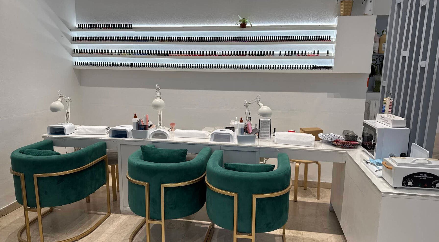 Okay parrucchiere & centro etestico nail 的优雅美甲站，位于 Cologno Monzese, Lombardia, IT。