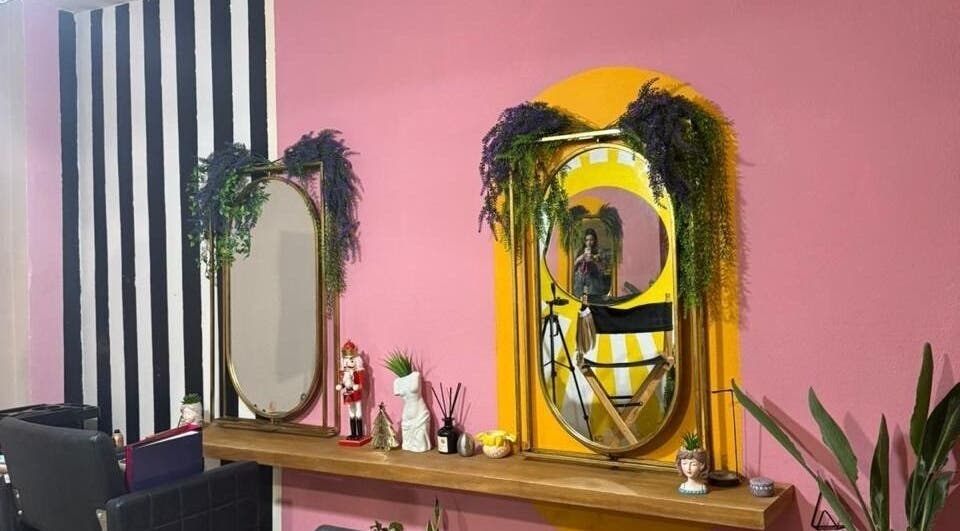 Interior decorado con espejos y plantas en Veranza Beauty Salon, Ciudad Apodaca, Nuevo León, MX.