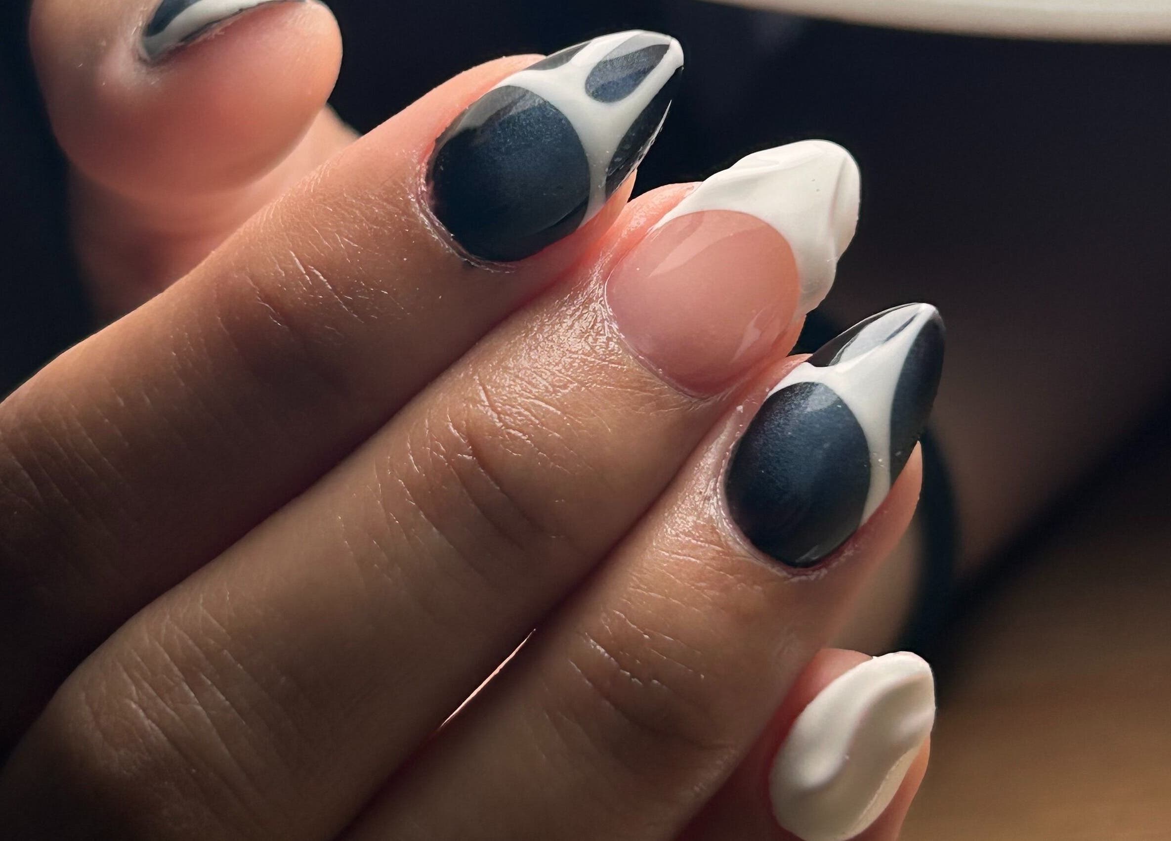 Elegante diseño de uñas en CM Braids, Tapiales, Provincia De Buenos Aires, AR.