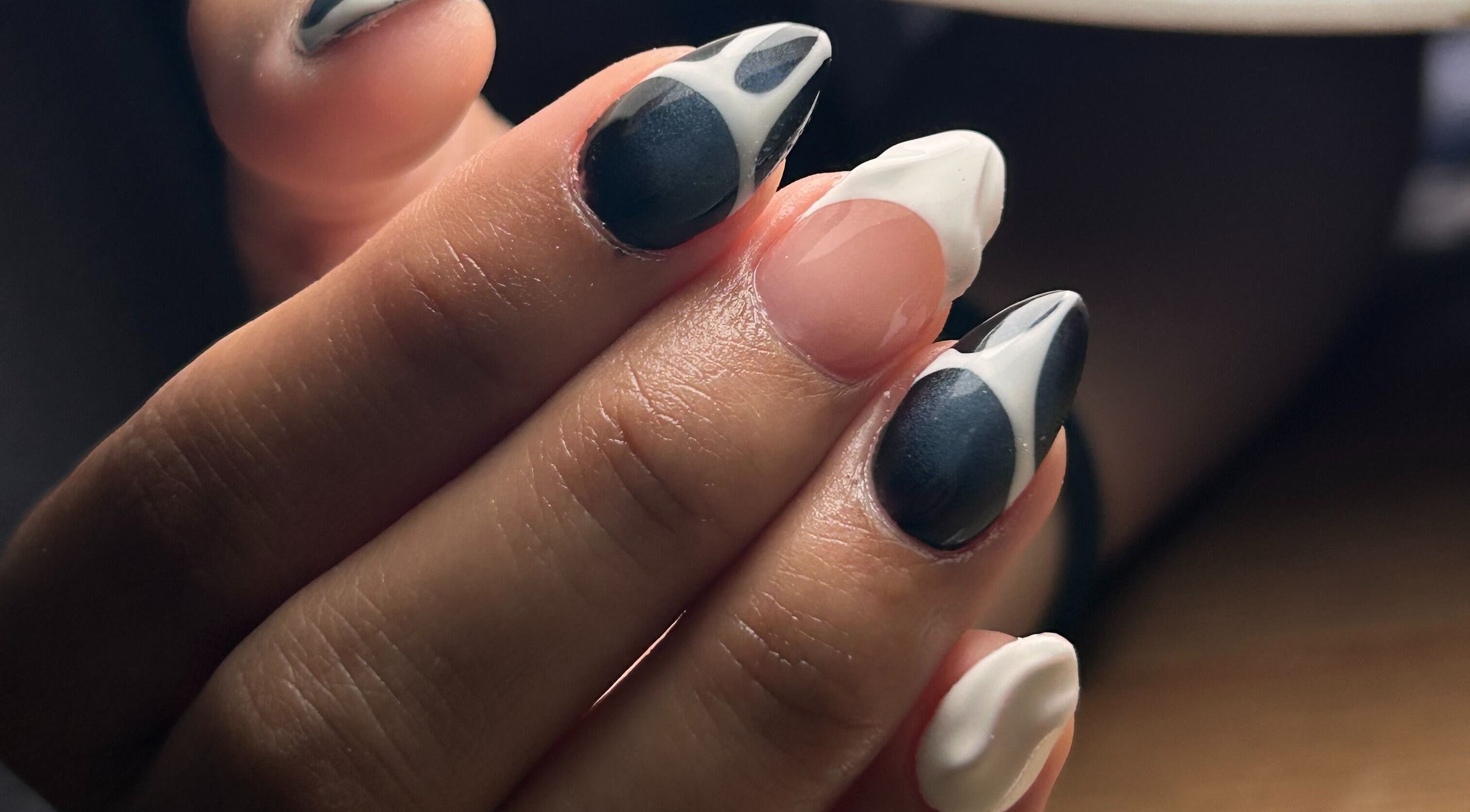 Elegante diseño de uñas en CM Braids, Tapiales, Provincia De Buenos Aires, AR.