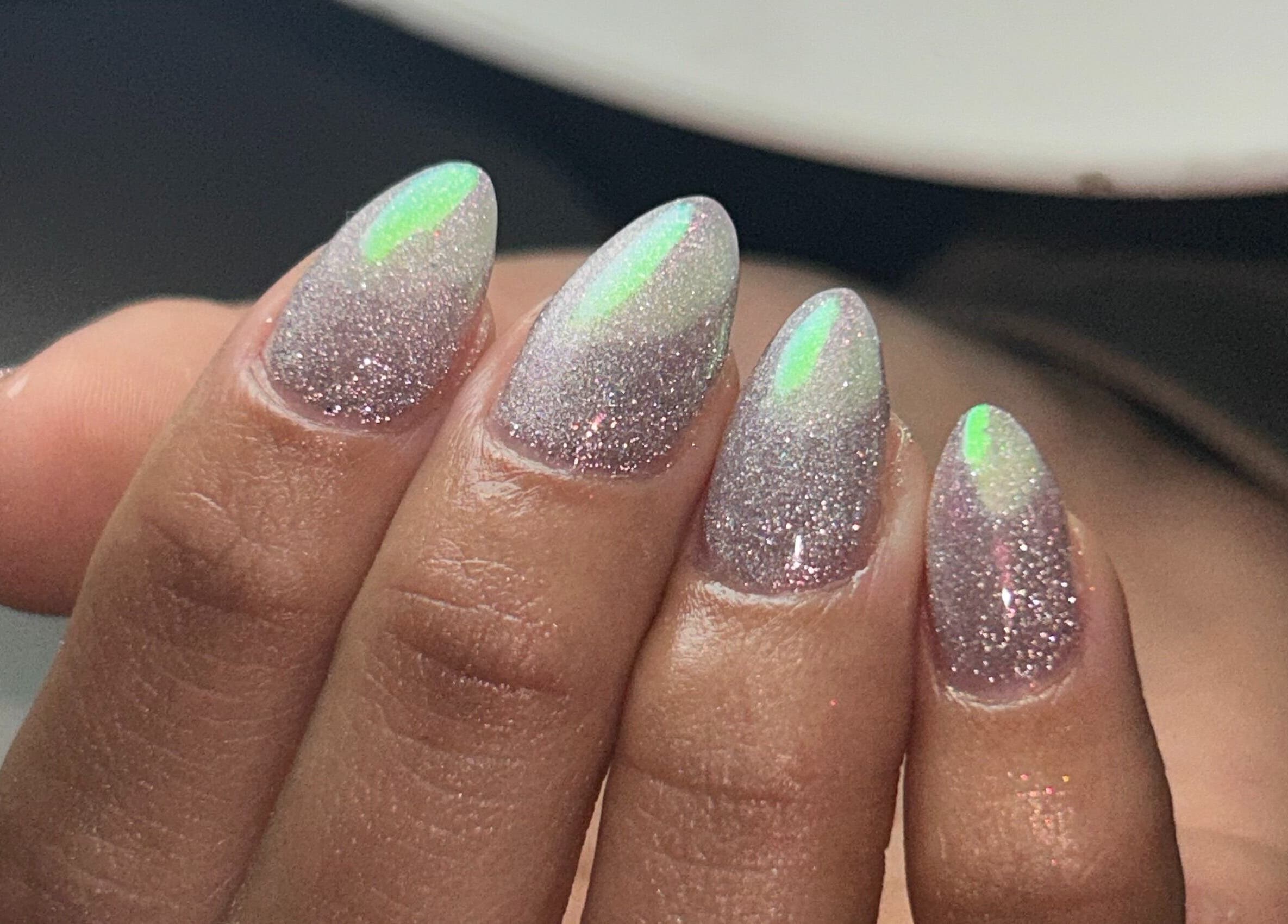 Manicura iridiscente en CM Braids, Tapiales, Provincia De Buenos Aires, AR. Uñas elegantes y brillantes.