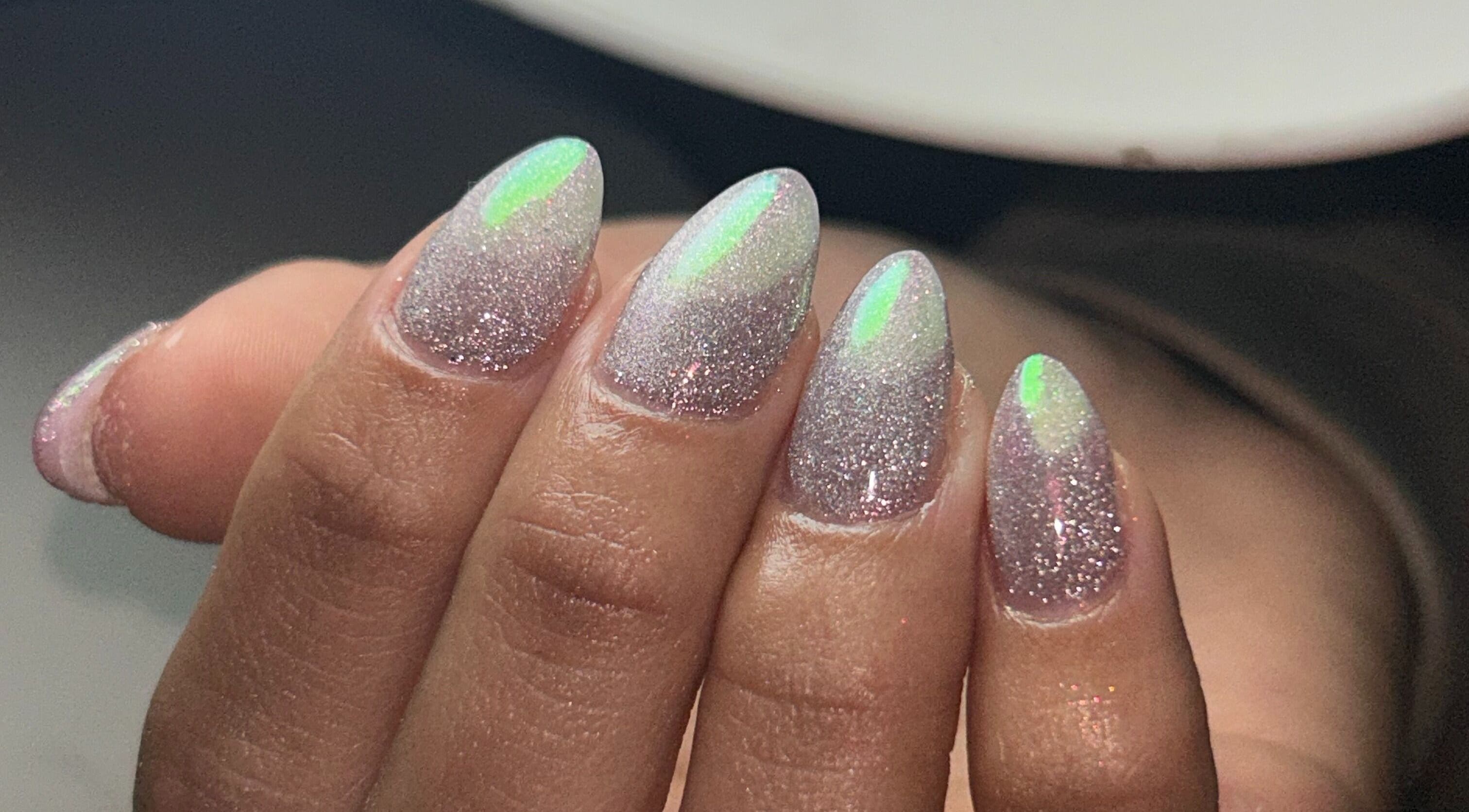 Manicura iridiscente en CM Braids, Tapiales, Provincia De Buenos Aires, AR. Uñas elegantes y brillantes.