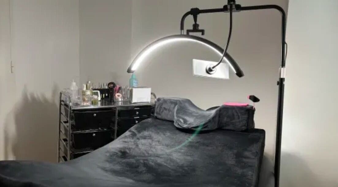 Salle de soin moderne chez Mya Beauty à Ostwald, Grand Est, FR, équipée pour votre bien-être.