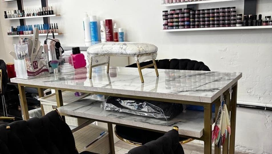 Mesa de manicure moderna en GeraldineNails'Spa, Quito, Pichincha, EC, mostrando herramientas y esmaltes.