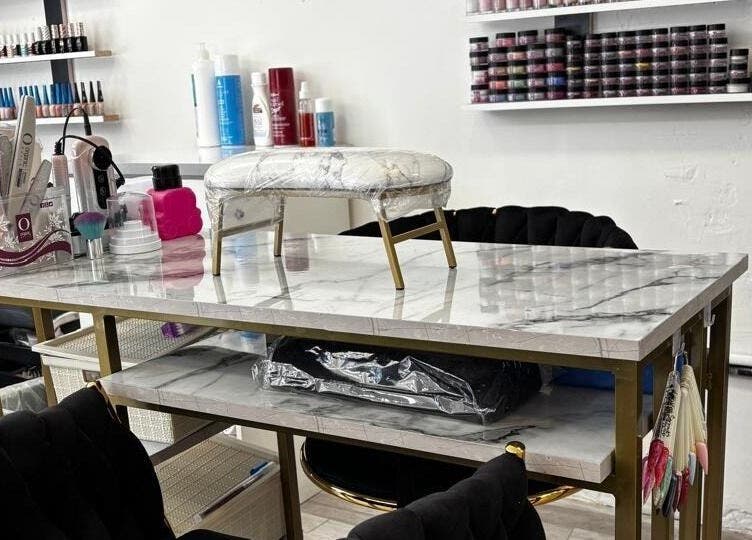 Mesa de manicure moderna en GeraldineNails'Spa, Quito, Pichincha, EC, mostrando herramientas y esmaltes.