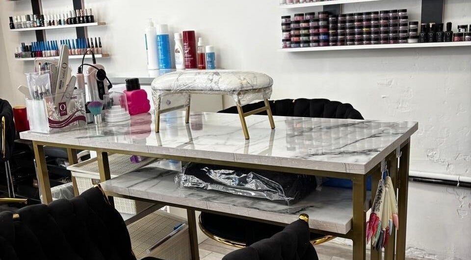 Mesa de manicure moderna en GeraldineNails'Spa, Quito, Pichincha, EC, mostrando herramientas y esmaltes.