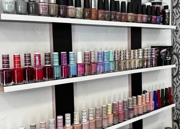 Esmaltes de uñas en GeraldineNails'Spa, Quito, Pichincha, EC, ofreciendo una amplia gama de colores vibrantes.