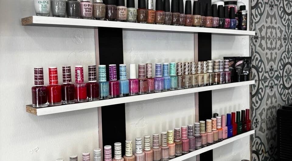 Esmaltes de uñas en GeraldineNails'Spa, Quito, Pichincha, EC, ofreciendo una amplia gama de colores vibrantes.