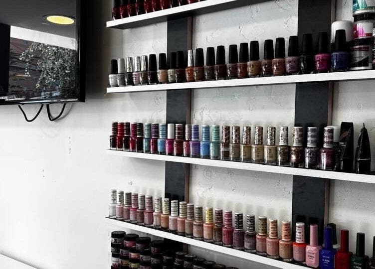 Estante de esmaltes en GeraldineNails'Spa, Quito, Pichincha, EC. Variedad de colores vibrantes para uñas.