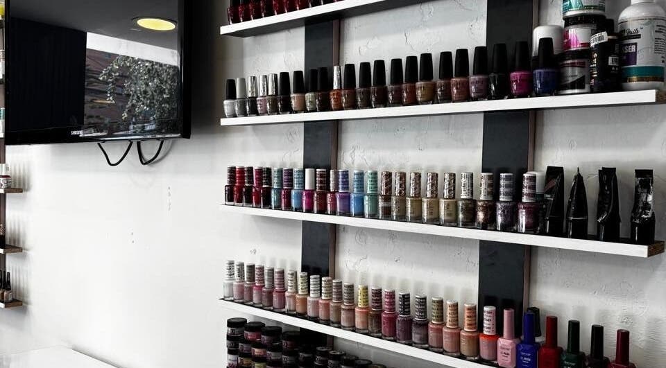 Estante de esmaltes en GeraldineNails'Spa, Quito, Pichincha, EC. Variedad de colores vibrantes para uñas.