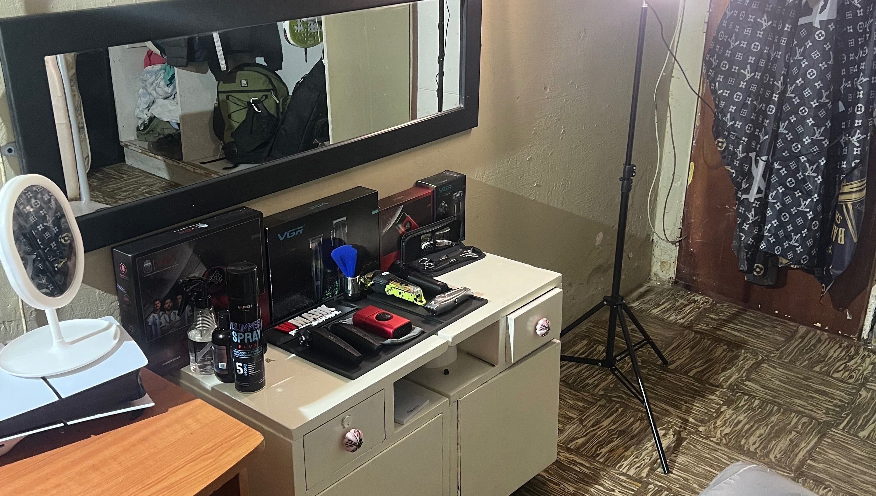 Grooming tools on a stylish countertop at Thiaguito.barber, Rosario, Santa Fe, AR.