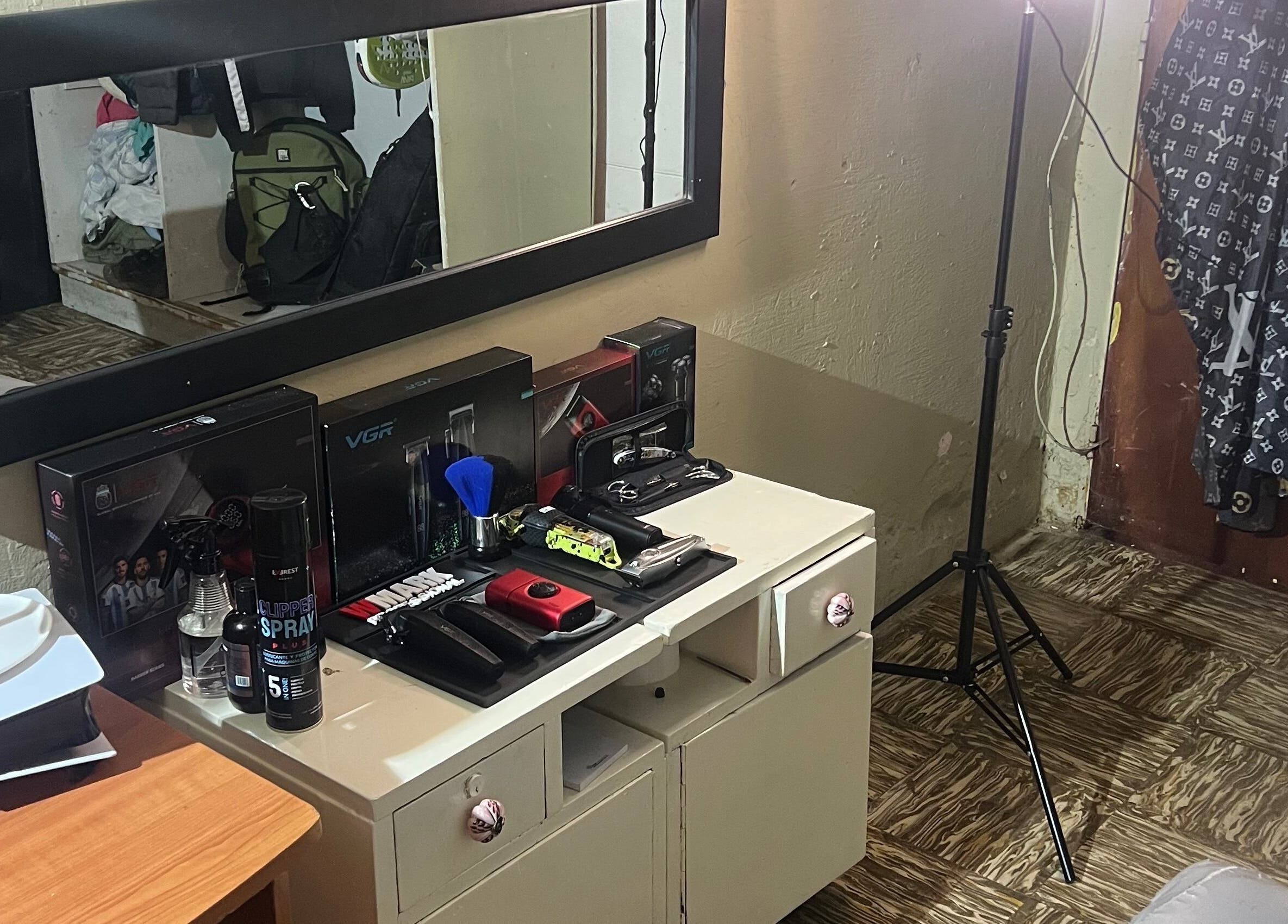 Grooming tools on a stylish countertop at Thiaguito.barber, Rosario, Santa Fe, AR.