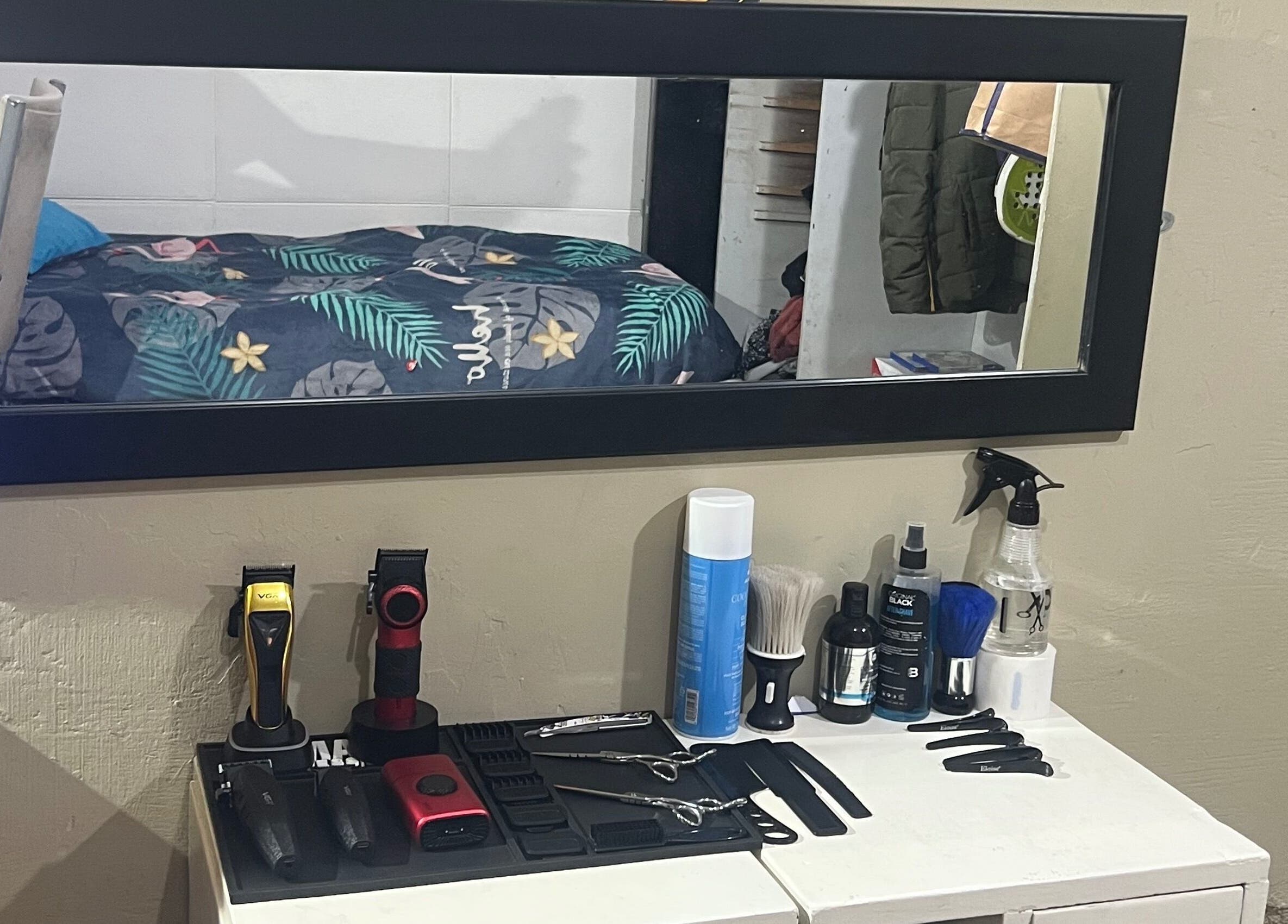 Professional barber tools at Thiaguito.barber, Rosario, Santa Fe, AR, perfectly arranged on a workstation.