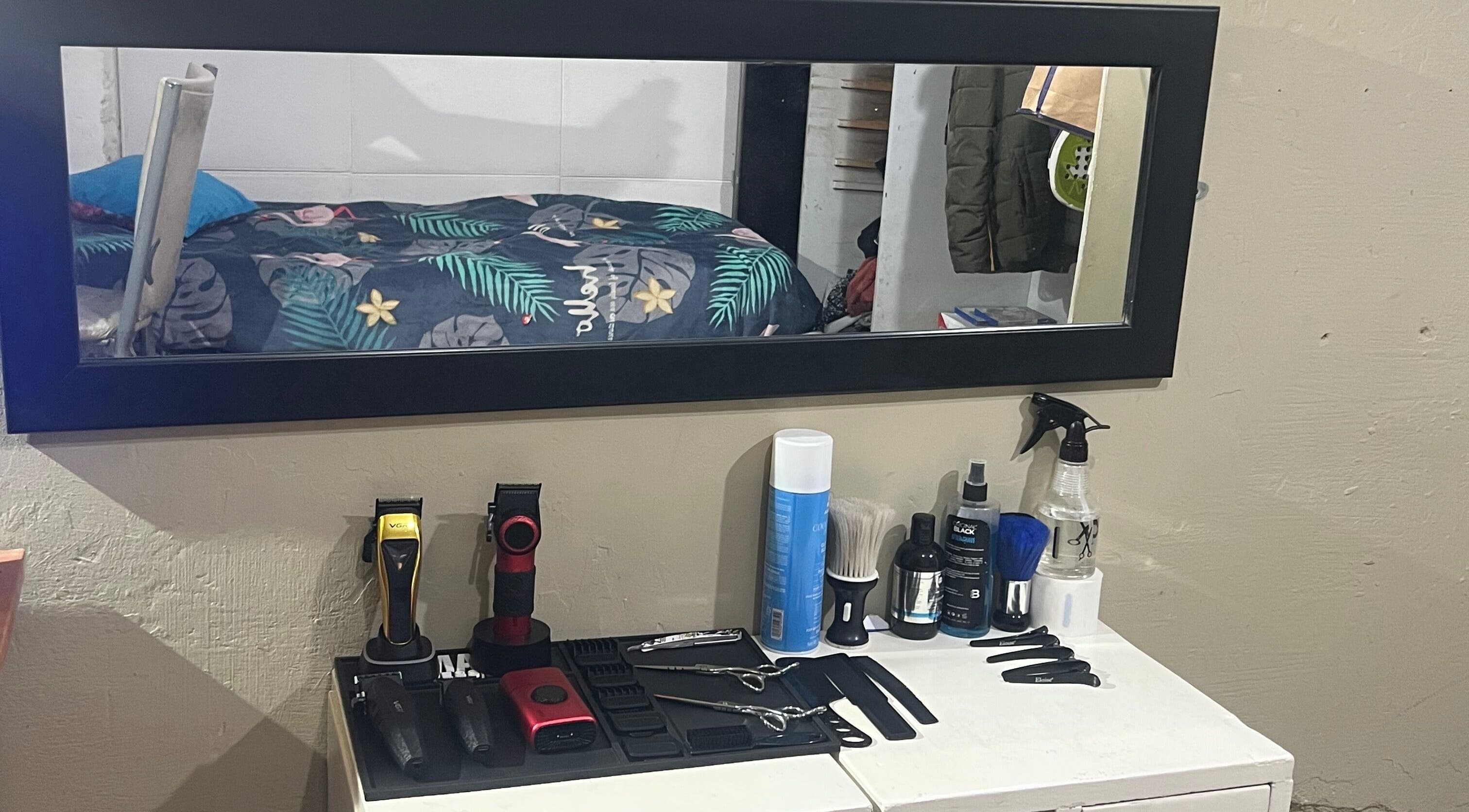 Professional barber tools at Thiaguito.barber, Rosario, Santa Fe, AR, perfectly arranged on a workstation.