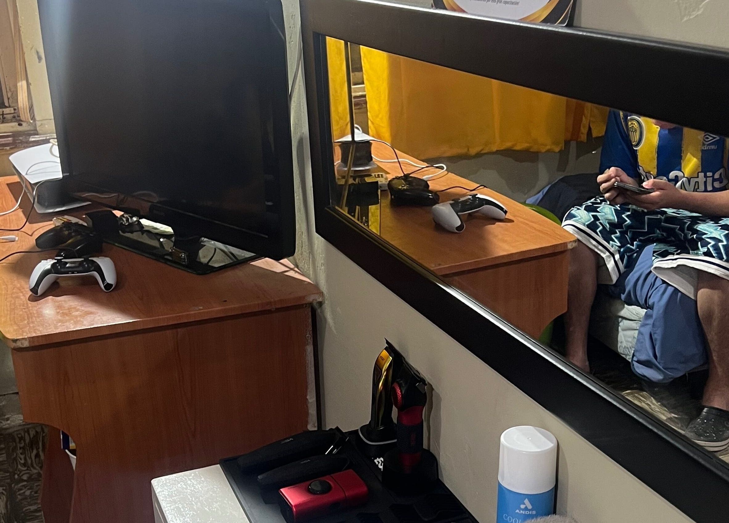 Gaming and grooming space at Thiaguito.barber, Rosario, Santa Fe, AR.