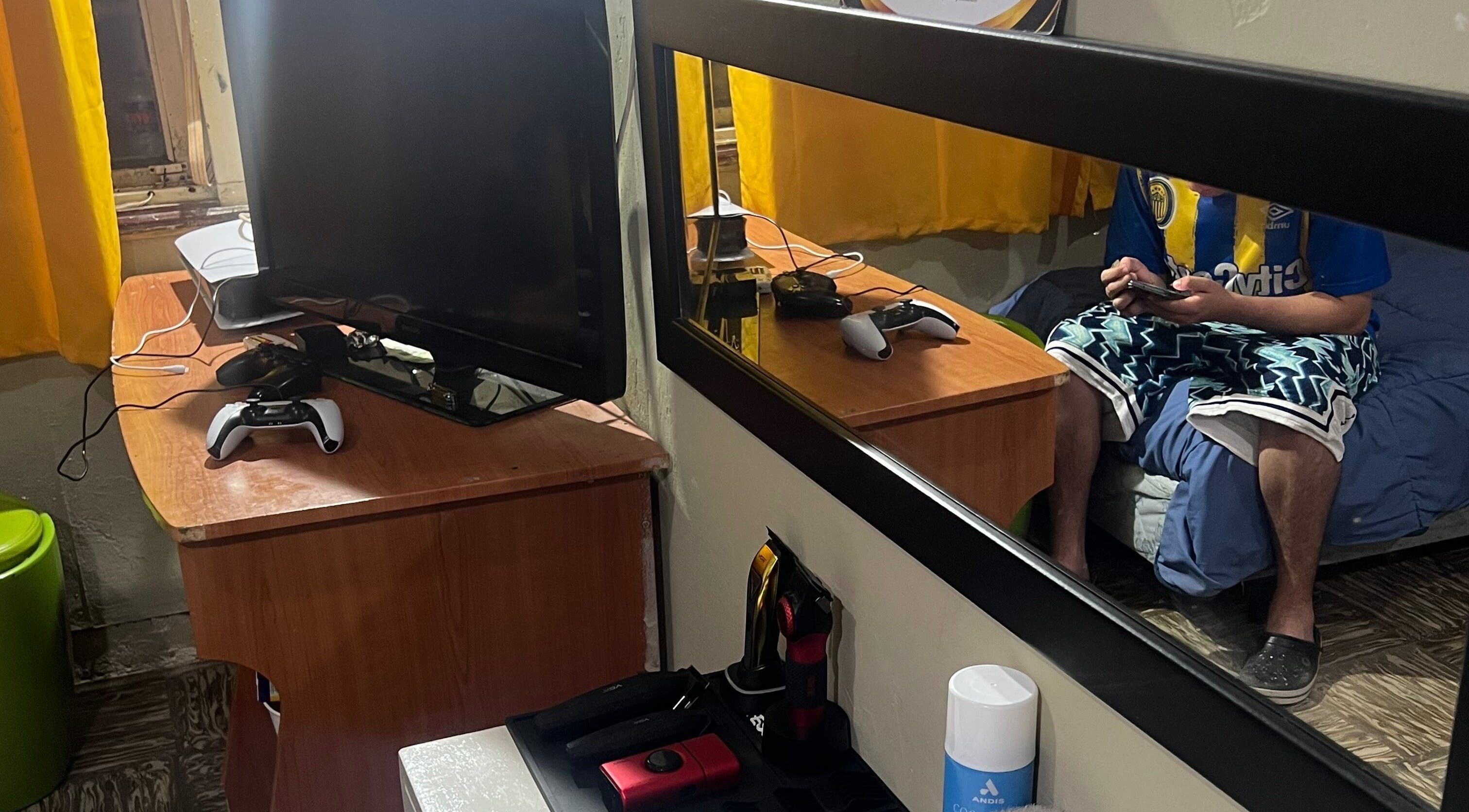 Gaming and grooming space at Thiaguito.barber, Rosario, Santa Fe, AR.