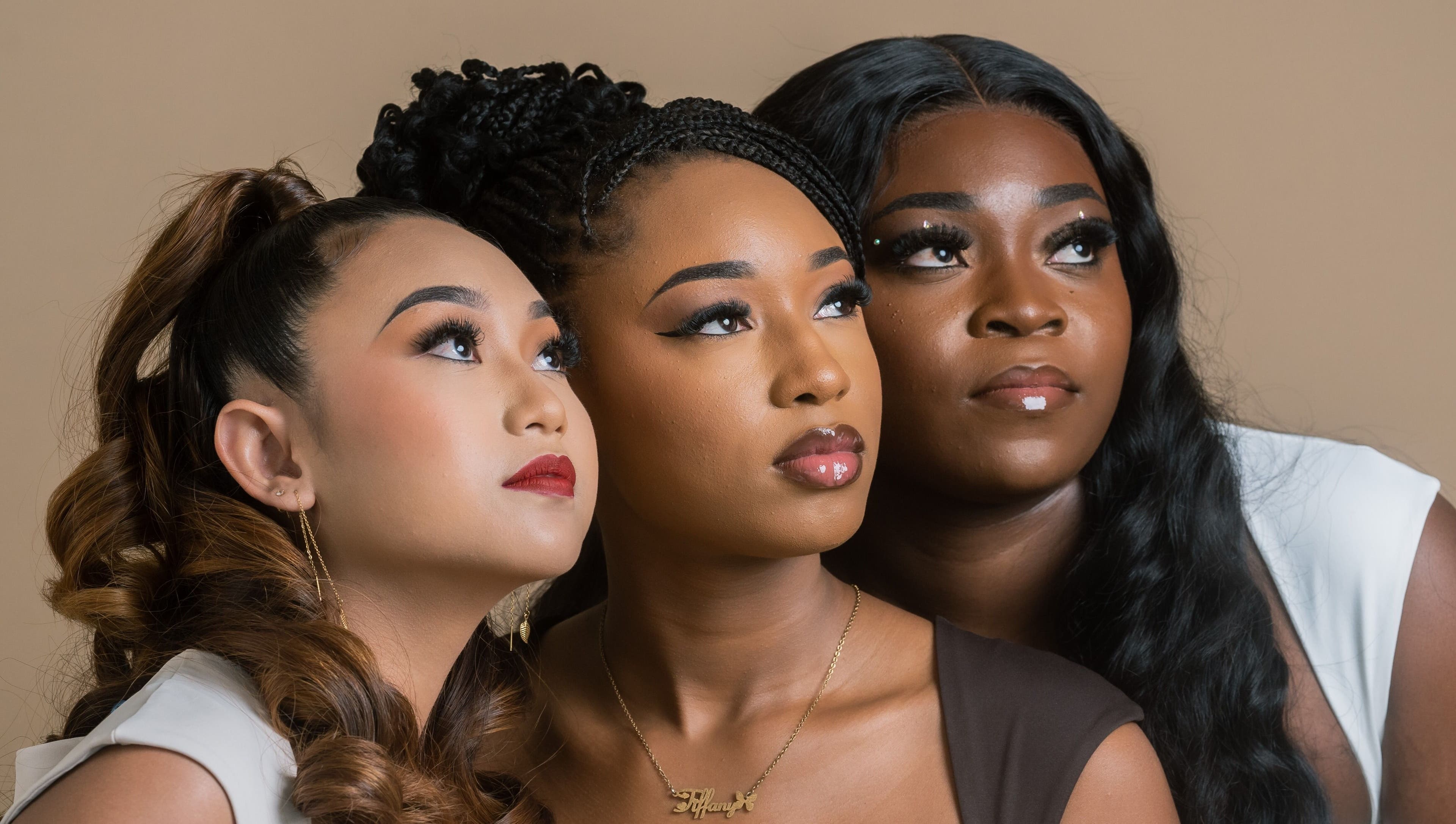 Drie vrouwen met elegante make-up bij Blended To Perfection, Paramaribo, Paramaribo District, SR.