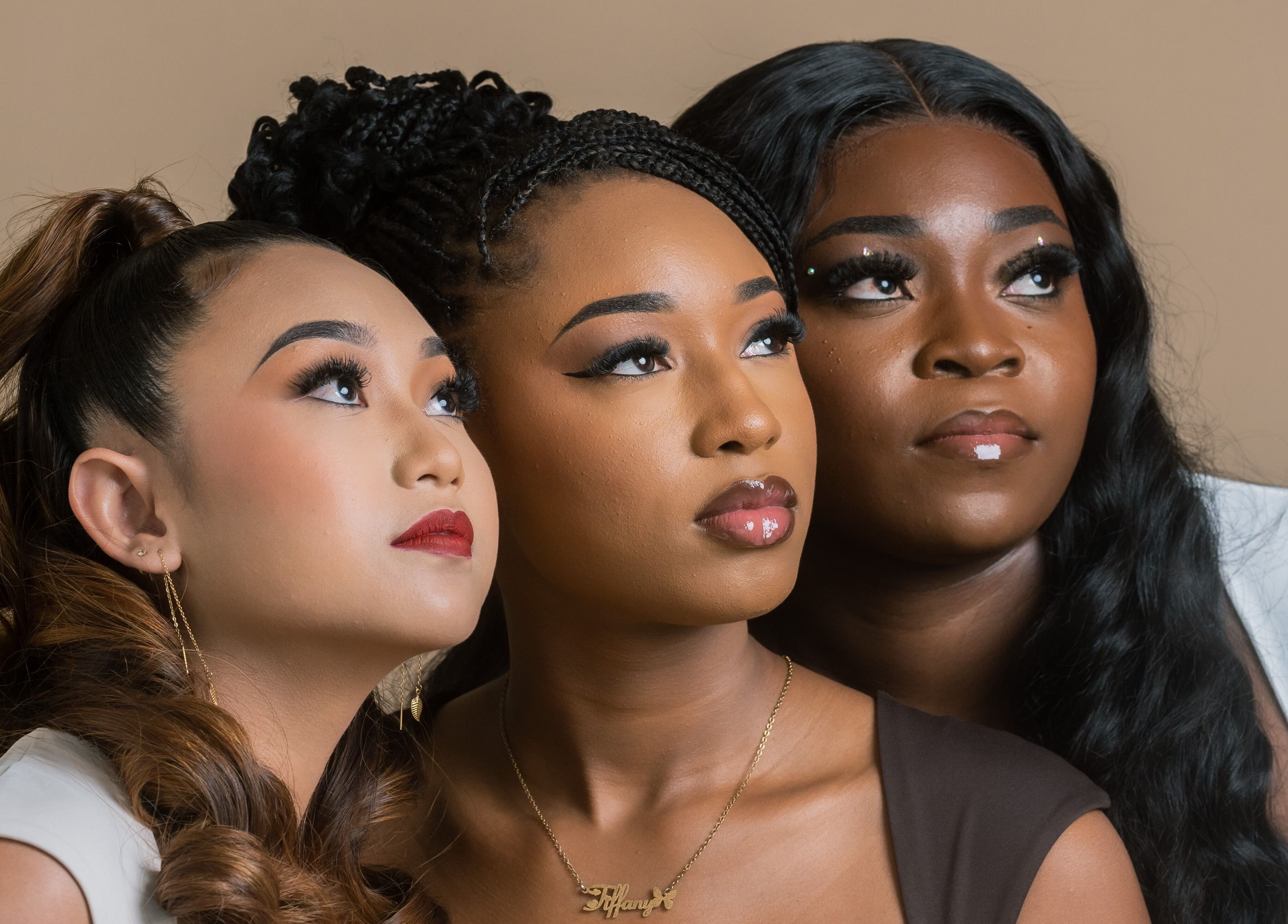 Drie vrouwen met elegante make-up bij Blended To Perfection, Paramaribo, Paramaribo District, SR.