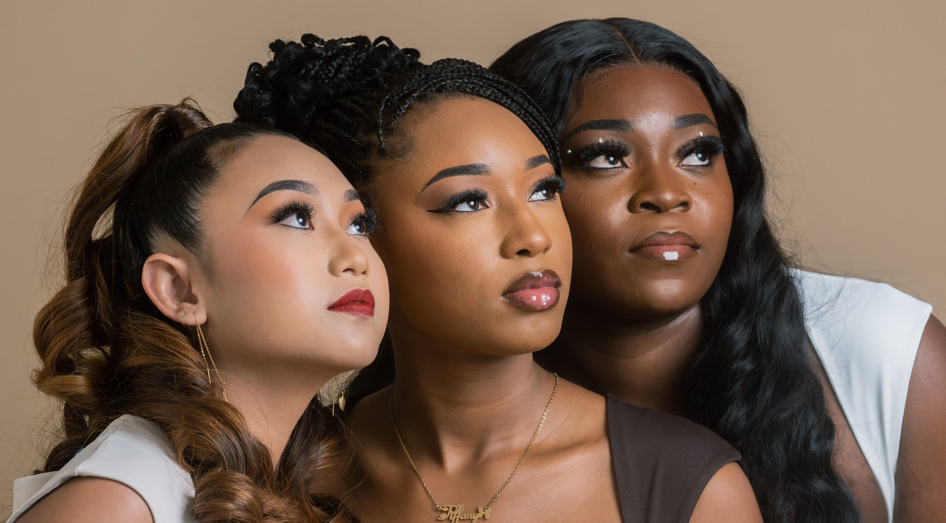 Drie vrouwen met elegante make-up bij Blended To Perfection, Paramaribo, Paramaribo District, SR.