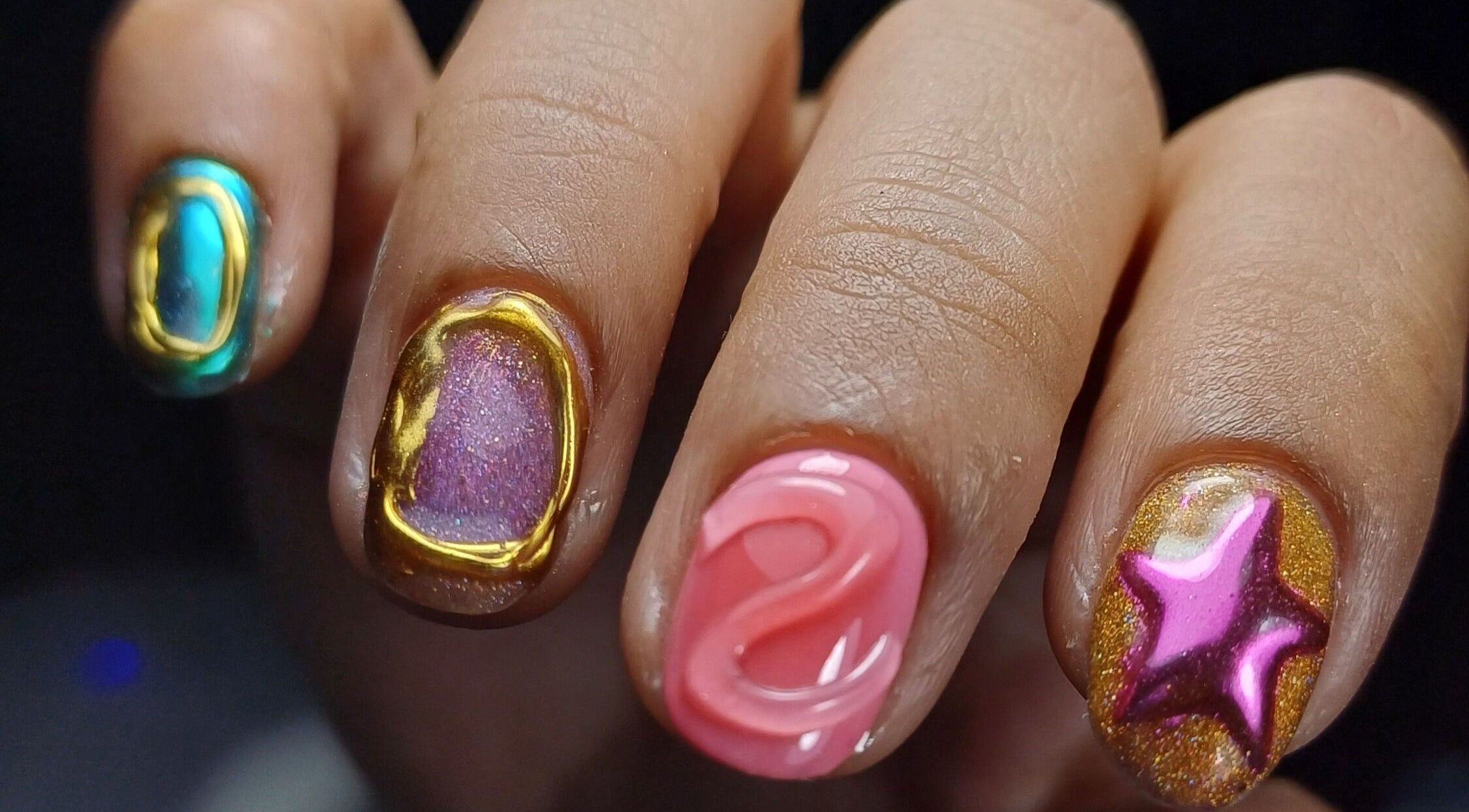 Uñas decoradas en Gelink by Gaby Puebla, San Luis Potosí, MX. Diseño vibrante con estrellas y acabados dorados.