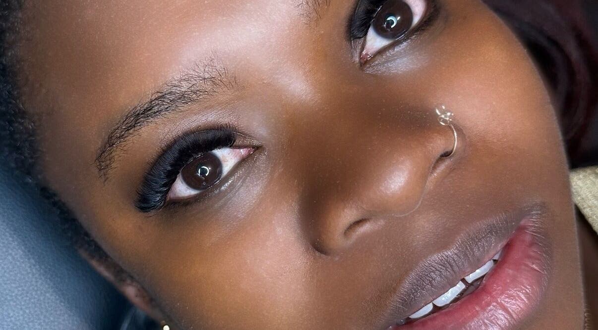 Gros plan de cils volumineux à Bg.glamorleans, Orléans, Centre-val De Loire, FR, montrant des extensions élégantes.