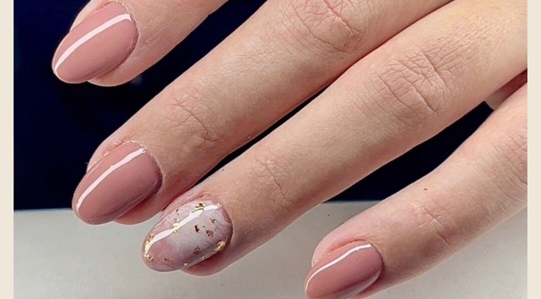 Manucure élégante à L’atelier de l’Or, Saint-gilles-de-la-neuville, Normandie, FR. Design raffiné avec accents dorés.