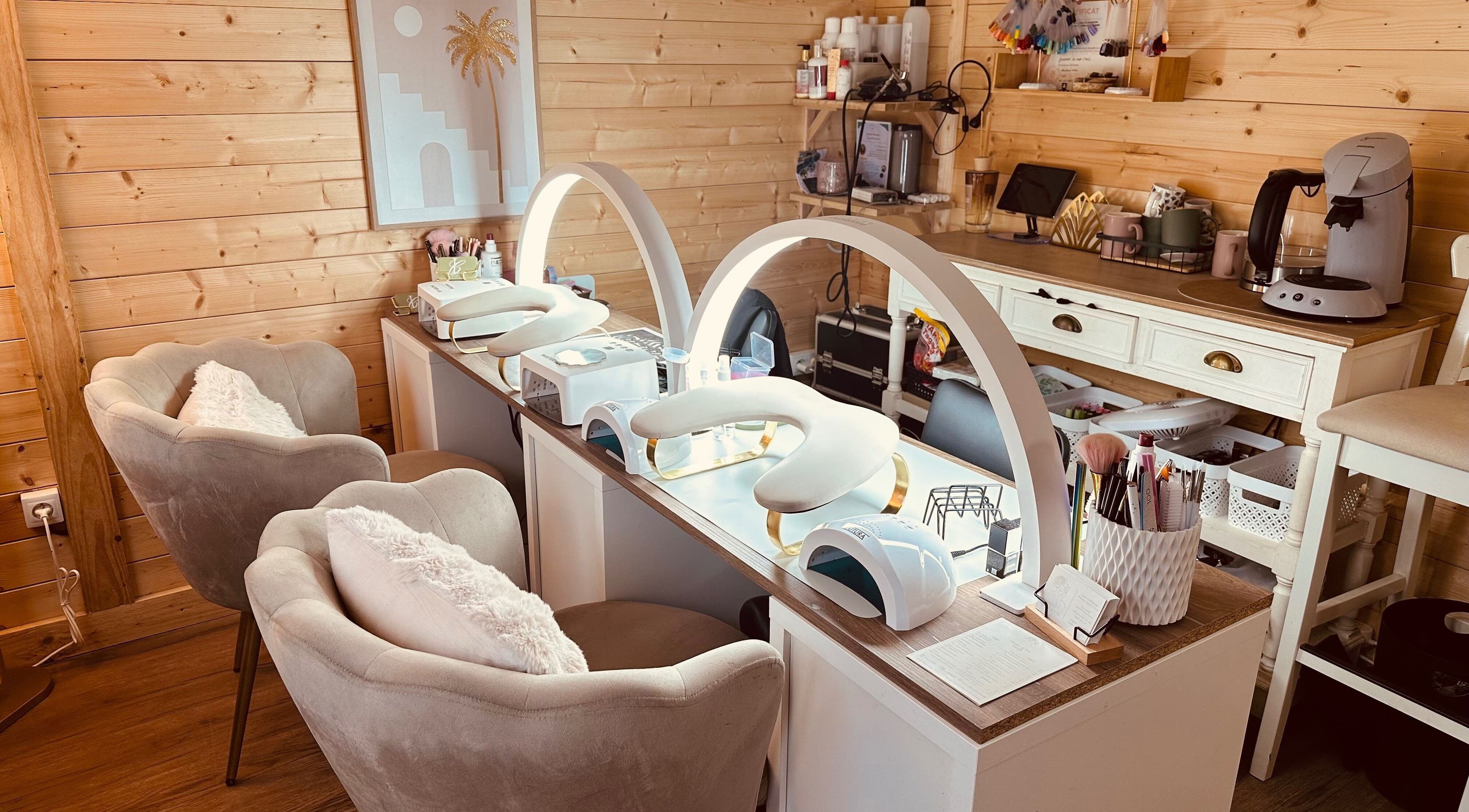 Espace manucure élégant à L’atelier de l’Or, Saint-gilles-de-la-neuville, Normandie, FR.