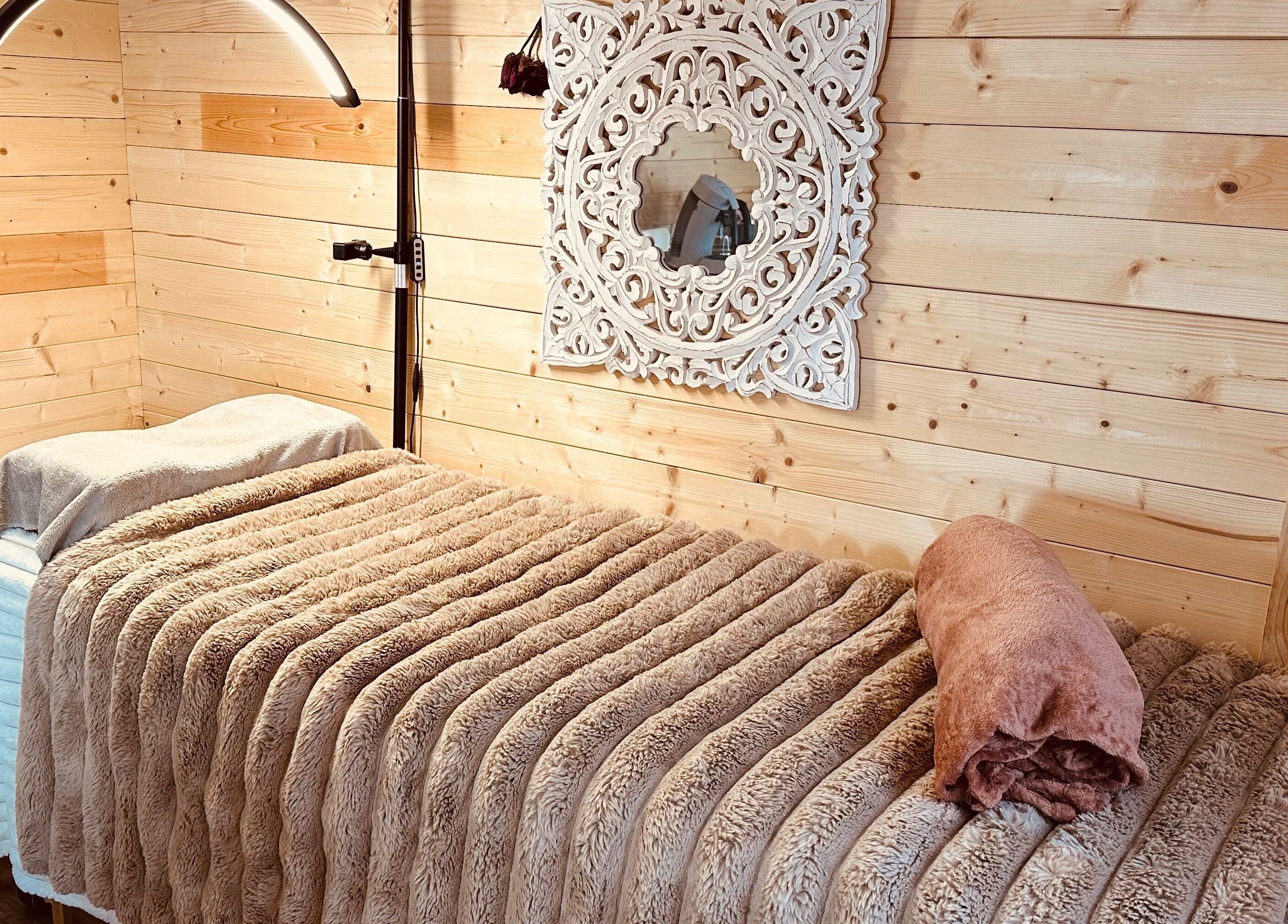 Salle de massage accueillante à L'atelier de l'Or, Saint-gilles-de-la-neuville, Normandie, FR.