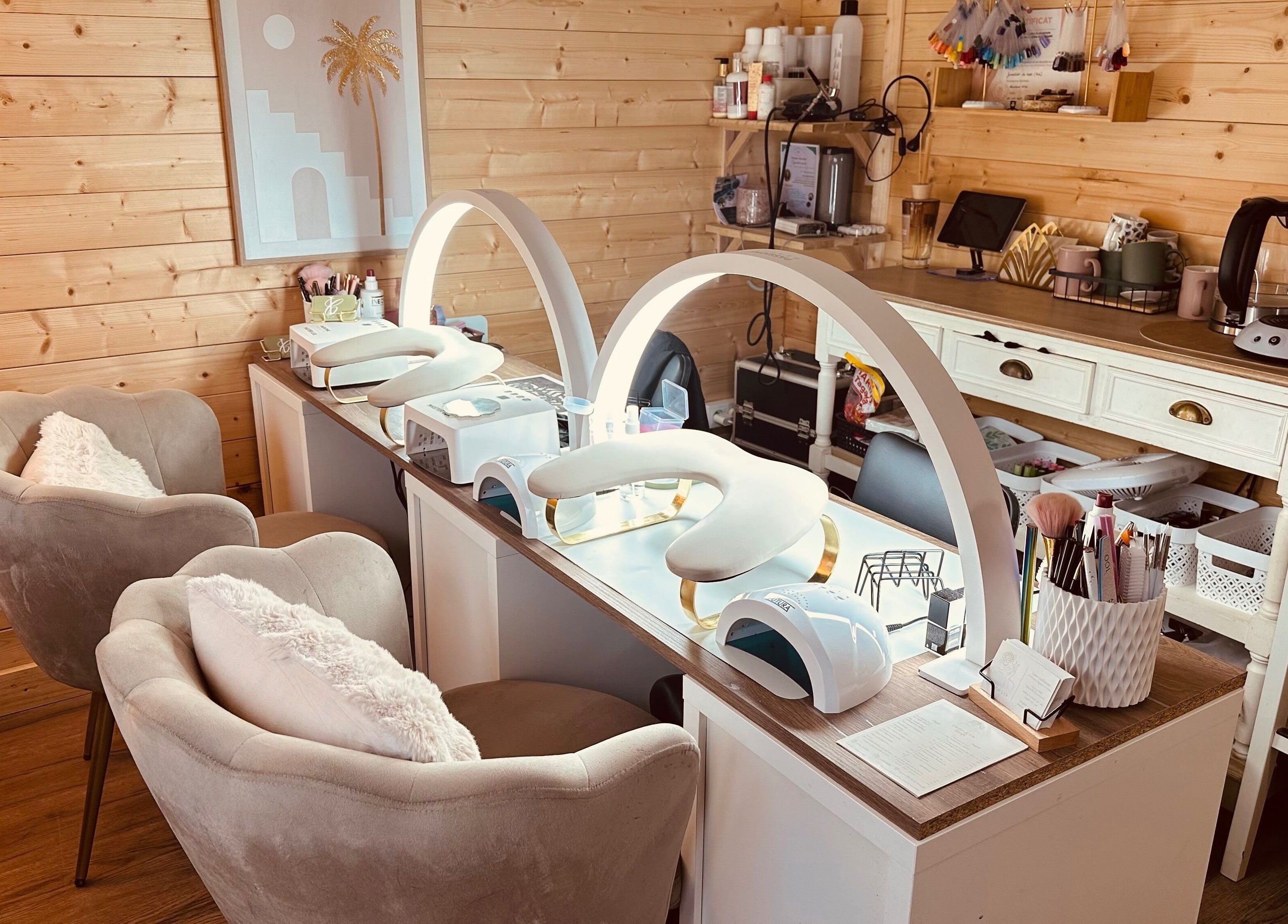 Poste de manucure élégant à L’atelier de l’Or, Saint-gilles-de-la-neuville, Normandie, FR.