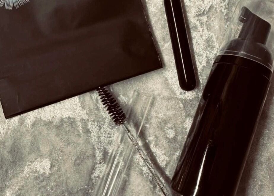 Produits de beauté chez L’atelier de l’Or, Saint-gilles-de-la-neuville, Normandie, FR, sur une surface texturée.