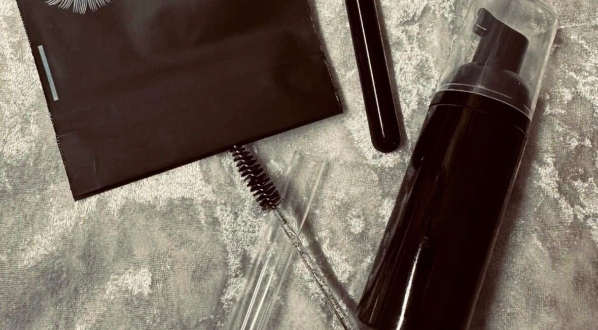 Produits de beauté chez L’atelier de l’Or, Saint-gilles-de-la-neuville, Normandie, FR, sur une surface texturée.