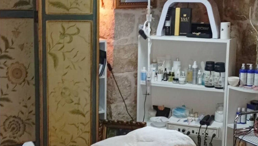 Njega u Beauty Salon Mirjana, Split. Prostor s kremama i uređajima za tretmane u Splitsko-dalmatinska Županija, HR.