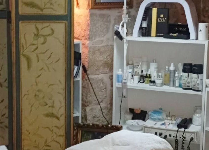 Njega u Beauty Salon Mirjana, Split. Prostor s kremama i uređajima za tretmane u Splitsko-dalmatinska Županija, HR.