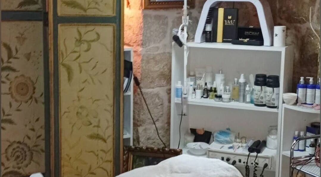 Njega u Beauty Salon Mirjana, Split. Prostor s kremama i uređajima za tretmane u Splitsko-dalmatinska Županija, HR.