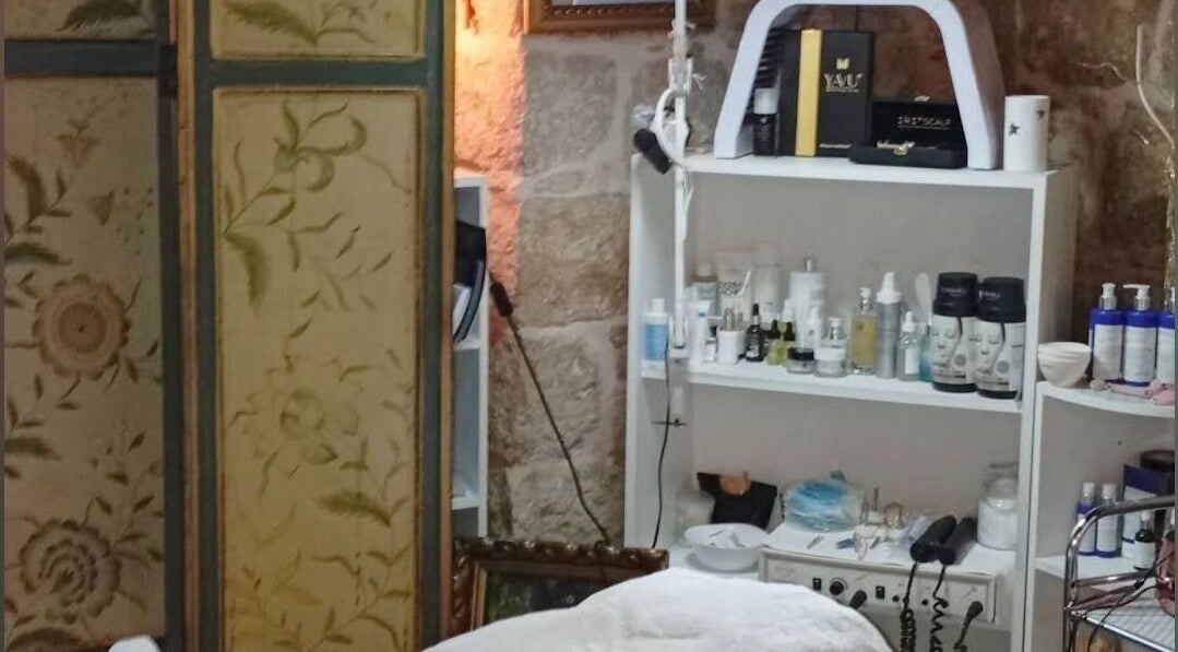 Njega u Beauty Salon Mirjana, Split. Prostor s kremama i uređajima za tretmane u Splitsko-dalmatinska Županija, HR.