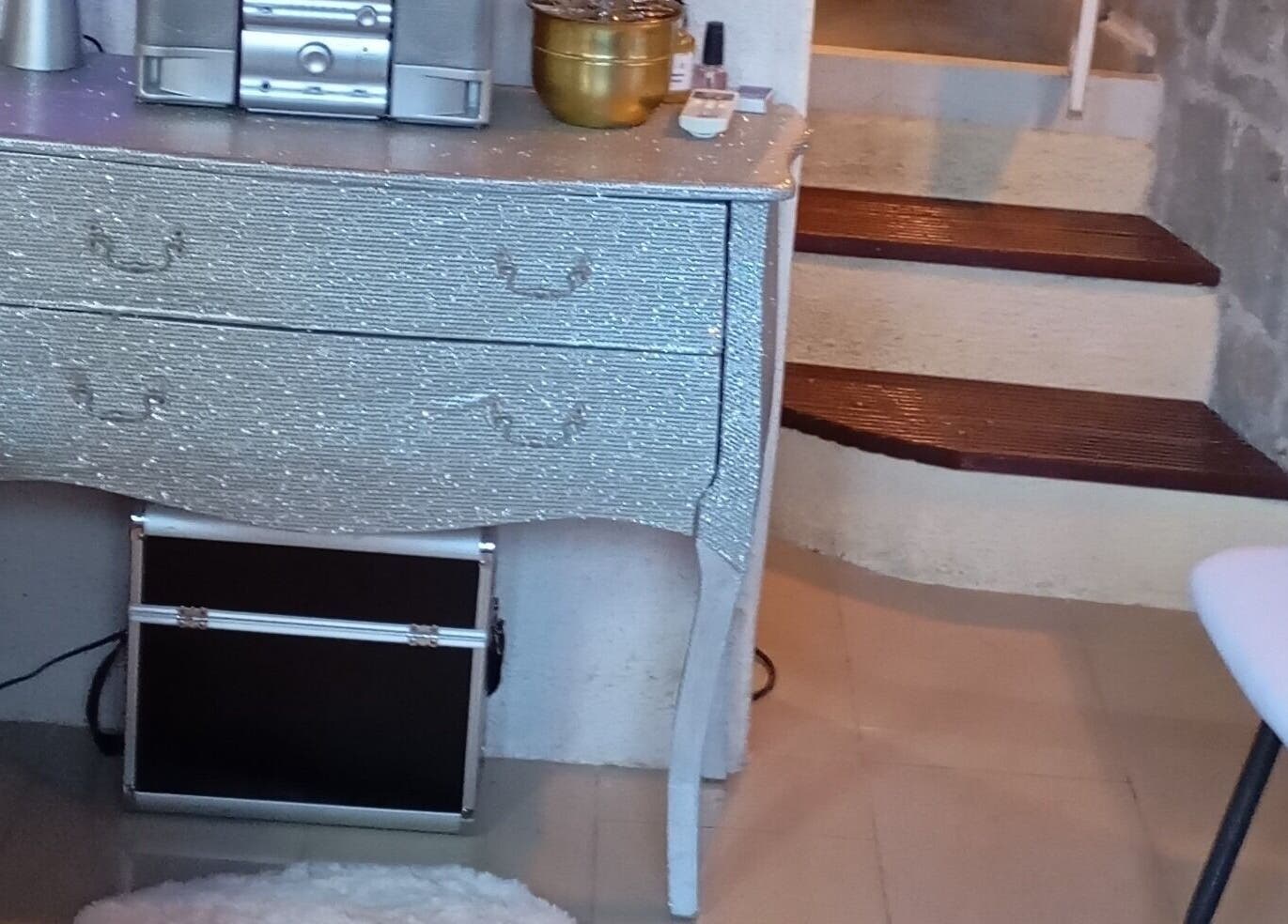 Elegant konzola u Beauty Salon Mirjana, Split, Splitsko-dalmatinska Županija, HR.