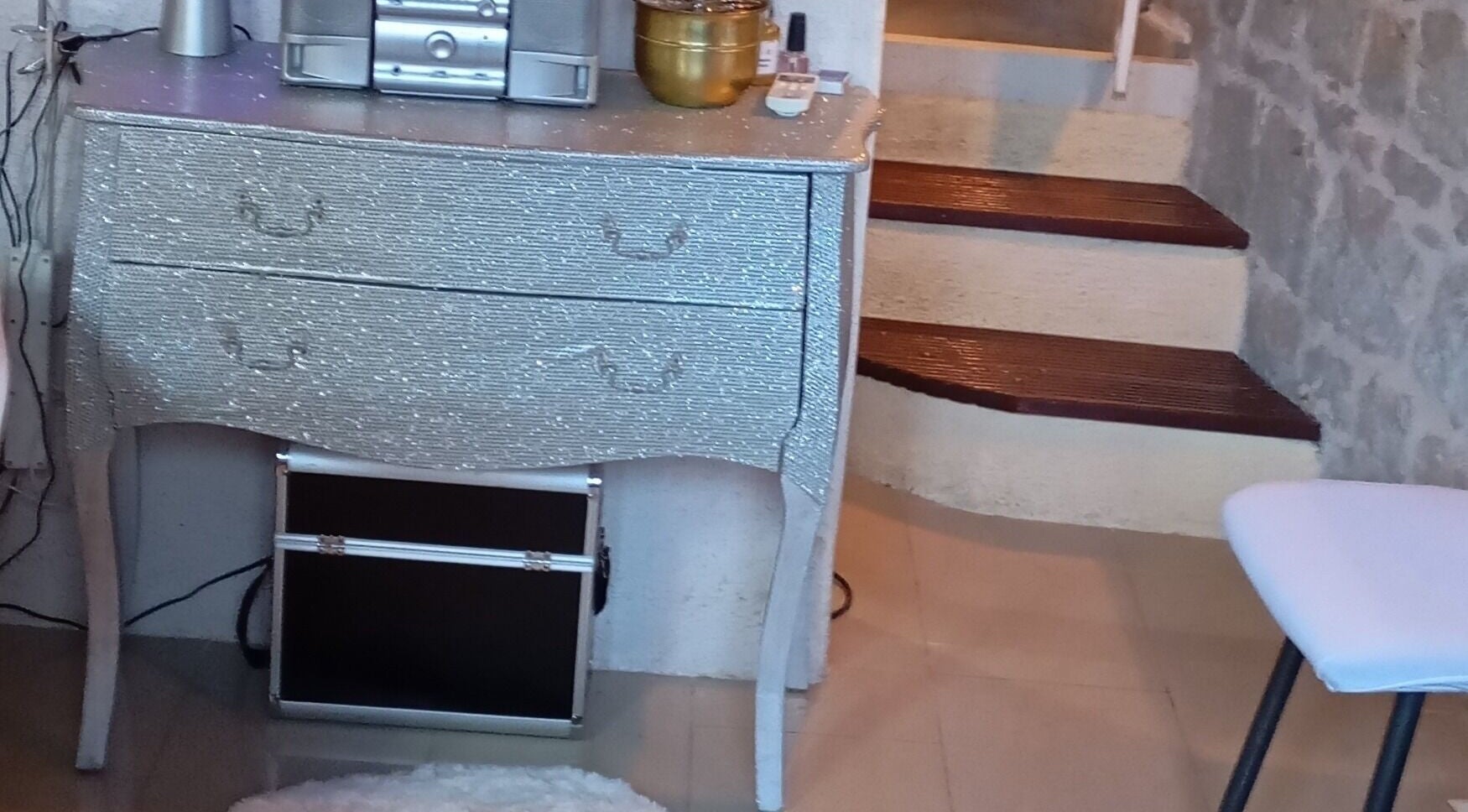 Elegant konzola u Beauty Salon Mirjana, Split, Splitsko-dalmatinska Županija, HR.