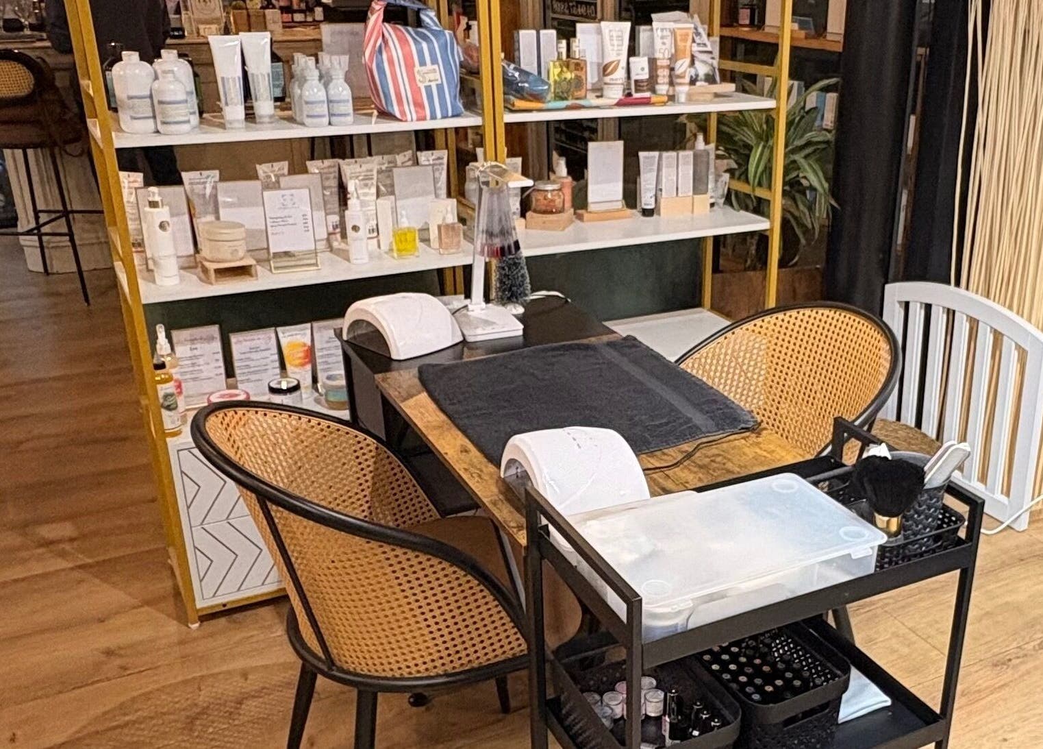 Table de manucure élégante chez S’Nails, La Garde, Provence-alpes-côte D'azur, FR.