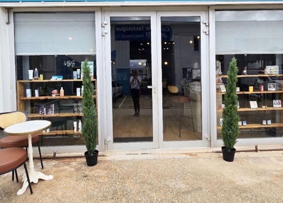 Entrée de S'Nails à La Garde, Provence-alpes-côte D'azur, FR avec table et chaises extérieures.