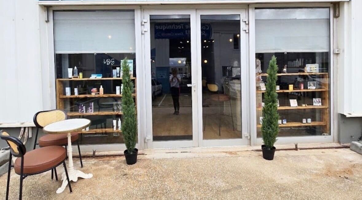 Entrée de S'Nails à La Garde, Provence-alpes-côte D'azur, FR avec table et chaises extérieures.