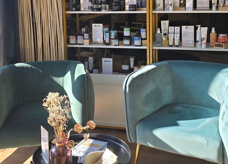 Chaises élégantes chez S’Nails, La Garde, Provence-alpes-côte D'azur, FR, ambiance relaxante.