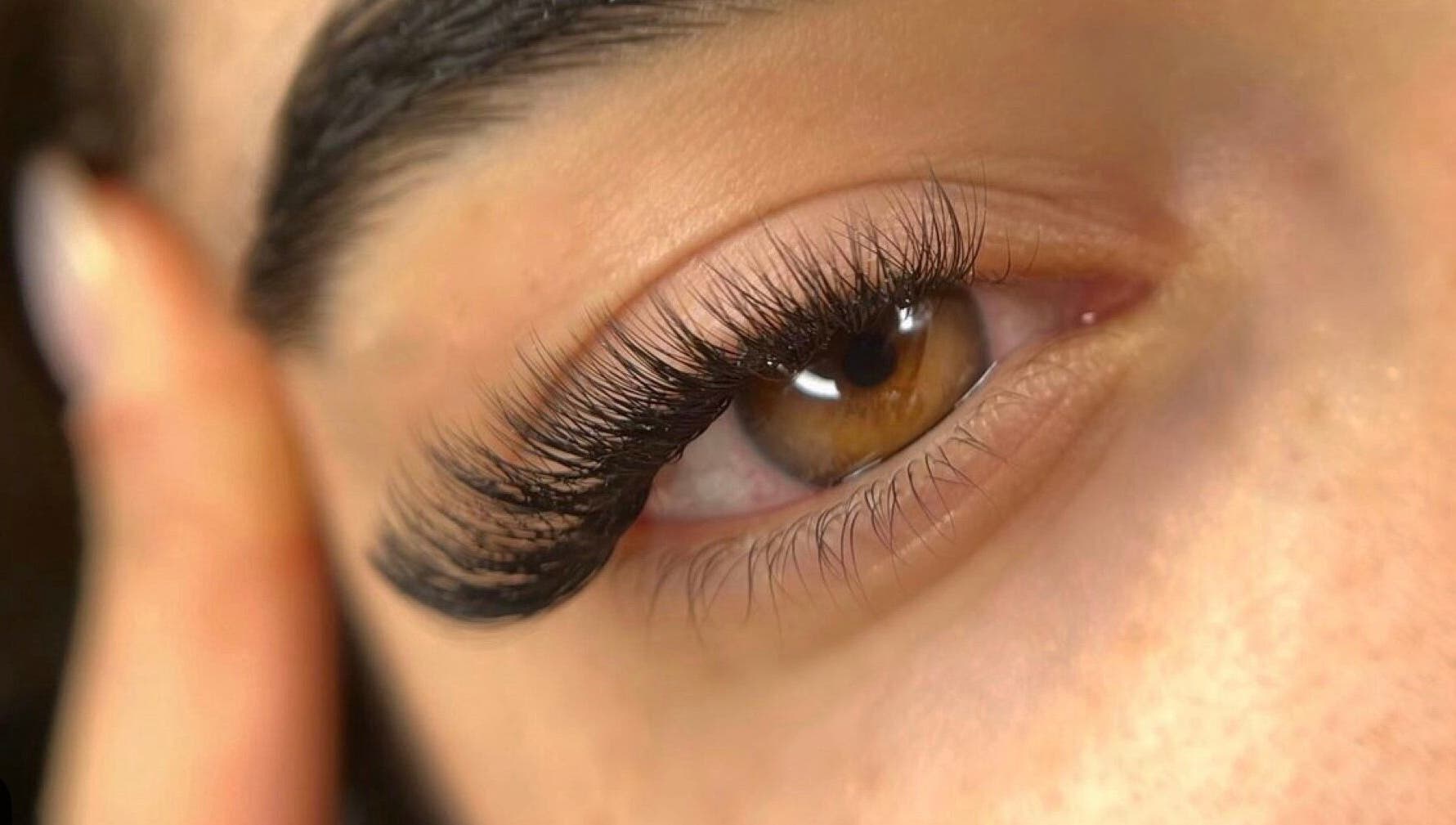 Extensiones de pestañas elegantes en Latín beauty, Cap Martinet, Illes Balears, ES.